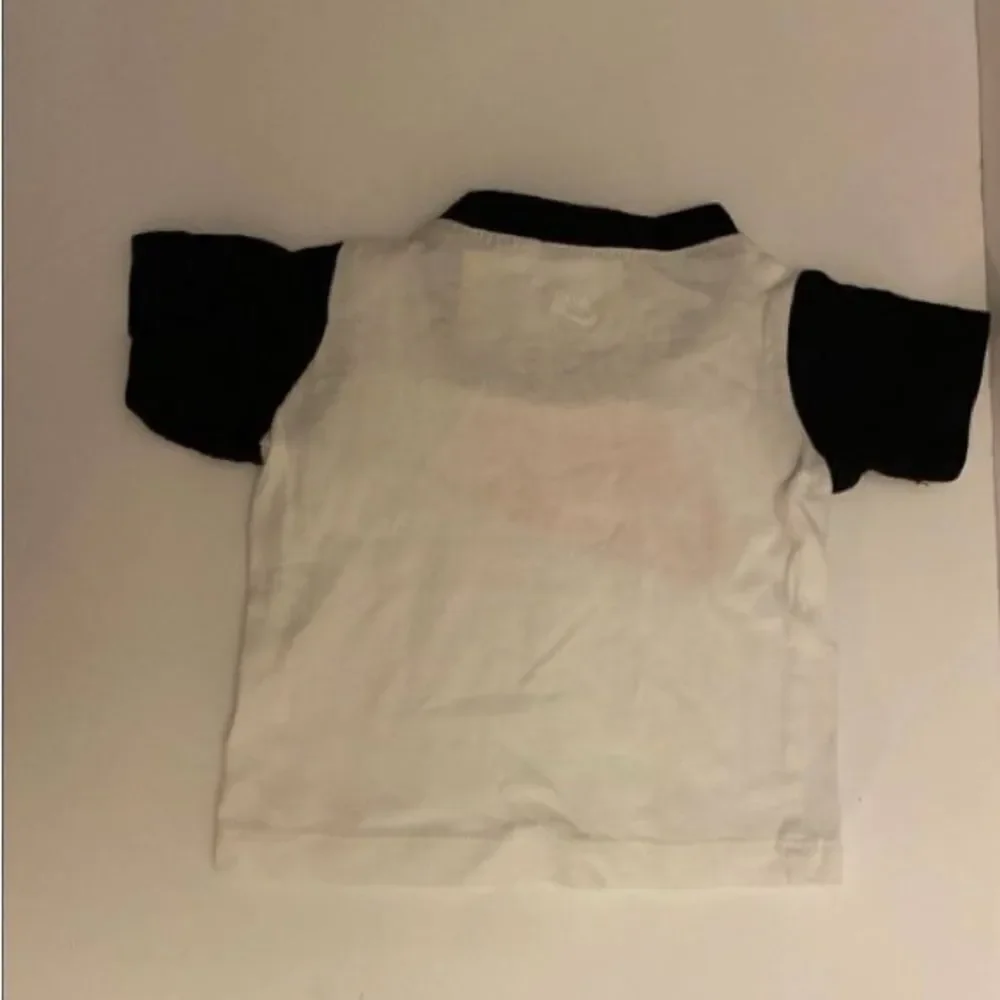 🎊NIKE toddlers  short sleeve shirt  super cute size: 3/6 months 💦